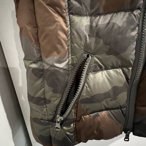 Evereve Malone Camo Vest Puffer Down Hooded Size Medium - Picture 9 of 13